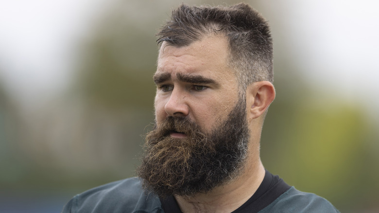 Jason Kelce fronçant les sourcils