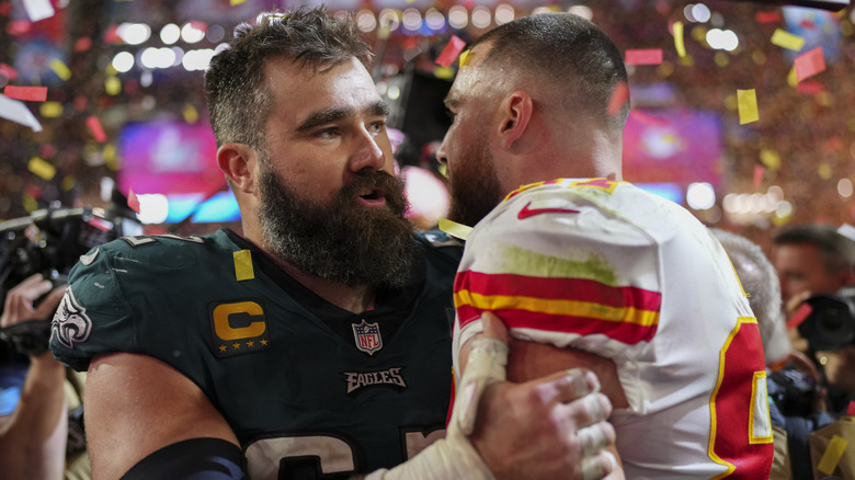 Jason Kelce serre Travis Kelce dans ses bras