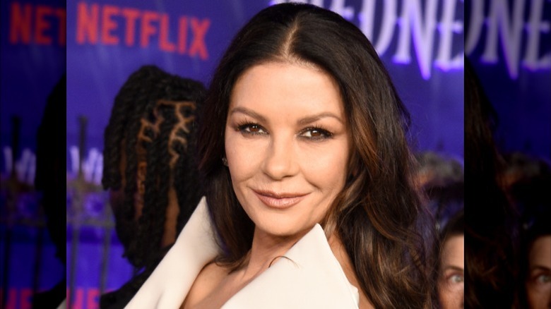 Catherine Zeta-Jones sourit bouche fermée 