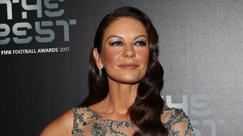 Catherine Zeta-Jones sourit bouche fermée