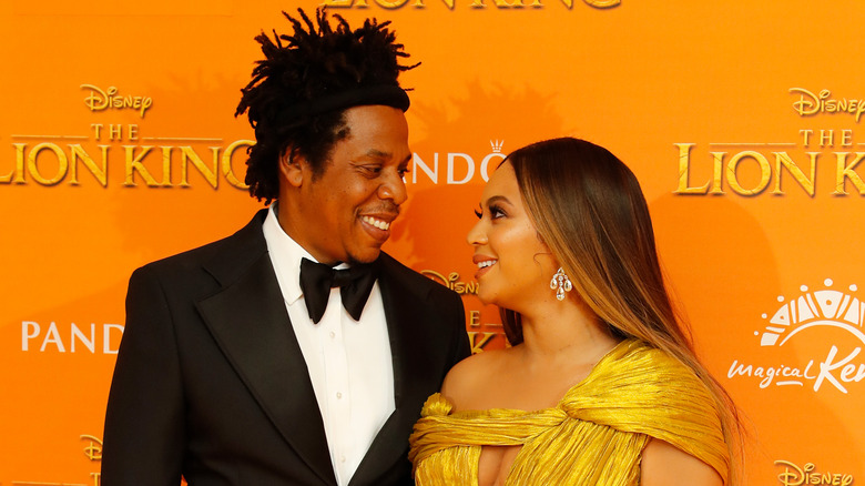 Jay-Z et Beyoncé posant ensemble