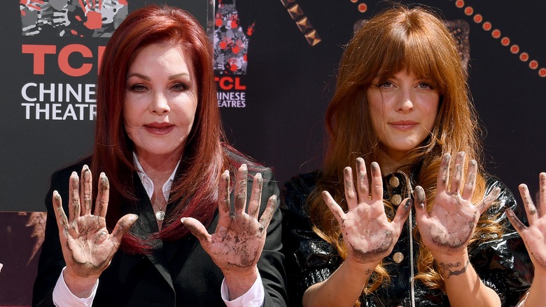 Priscilla Presley et Riley Keough montrent leurs mains tatouées