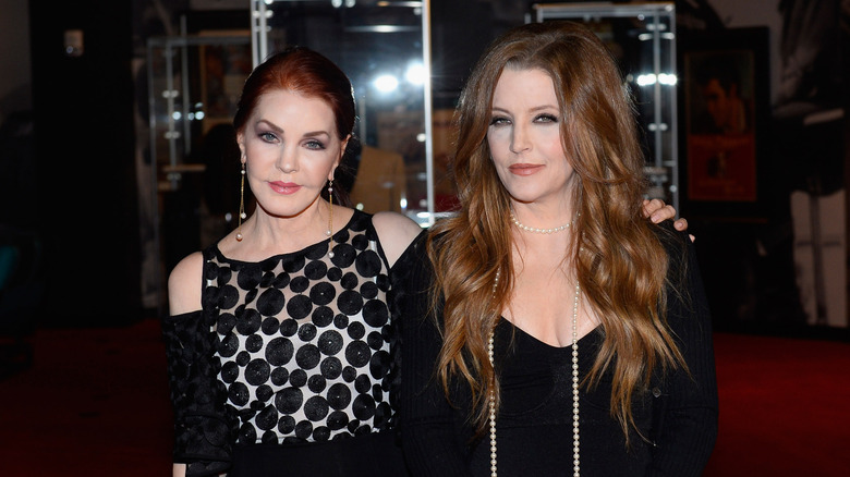 Priscilla Presley pose avec la main sur l'épaule de Lisa Marie