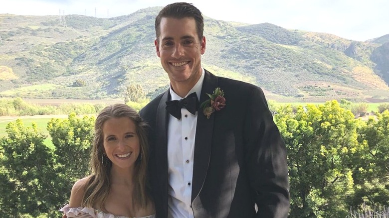 Madison McKinley et John Isner posent