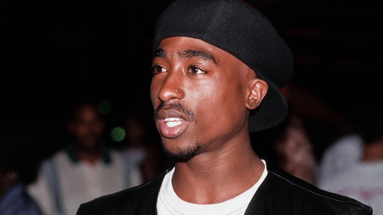 Tupac porte un chapeau noir