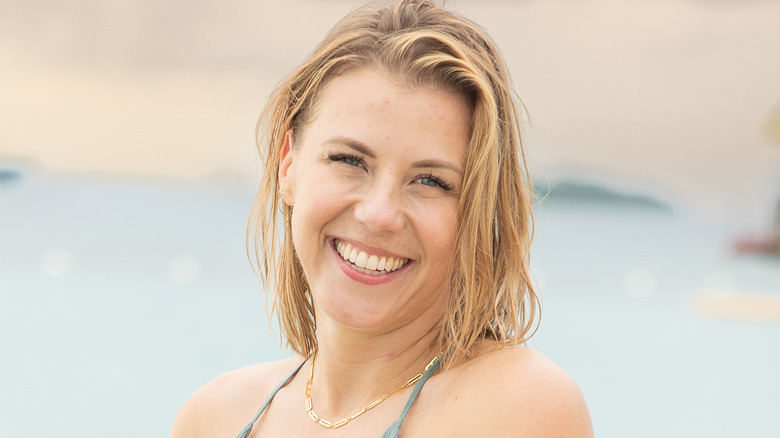 Jodie Sweetin portant une robe verte à la plage