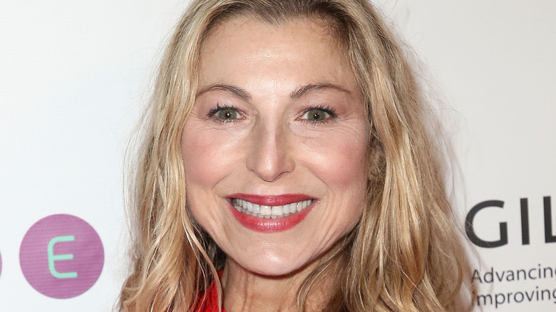 Tatum O'Neal souriant en robe rouge