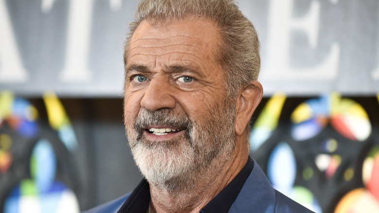 Mel Gibson souriant avec une barbe pleine