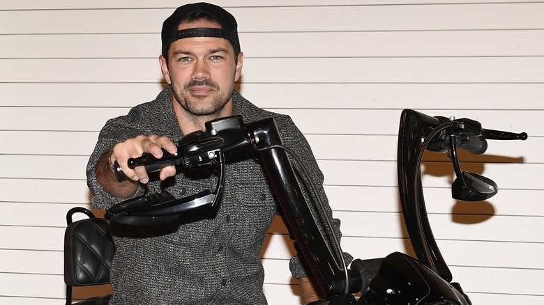 Ryan Paevey sur une moto