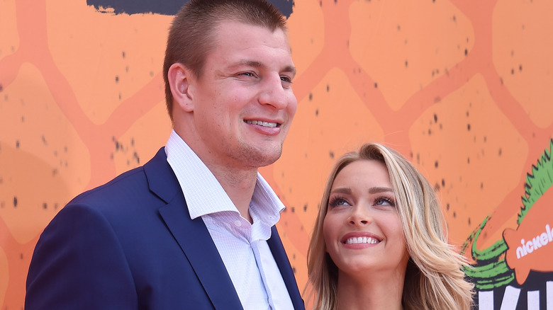 Camille Kostek regarde Rob Gronkowski