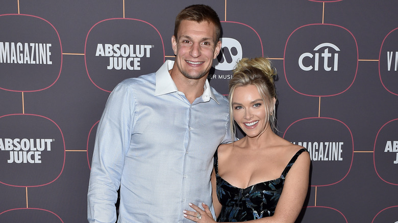 Camille Kostek avec la main sur le ventre de Rob Gronkowski