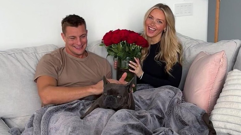 Rob Gronkowski, Camille Kostek sur le canapé avec un chien