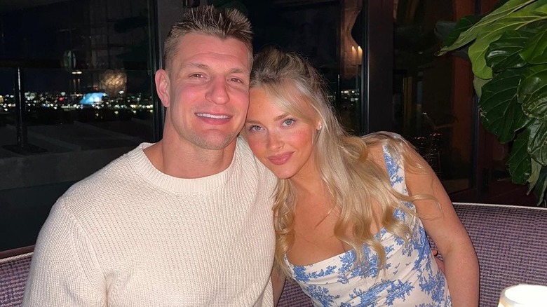 Camille Kostek pose la tête sur l'épaule de Rob Gronkowski