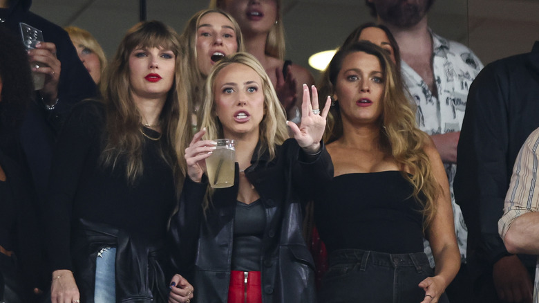 Taylor Swift, Brittany Mahomes et Blake Lively regardent le match