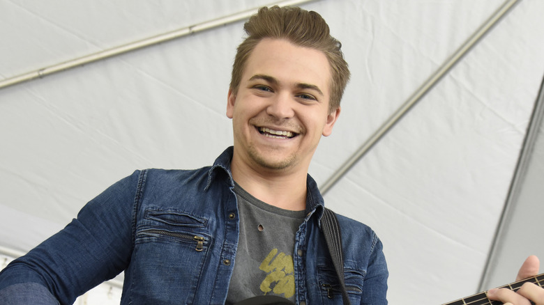 Hunter Hayes souriant avec une guitare