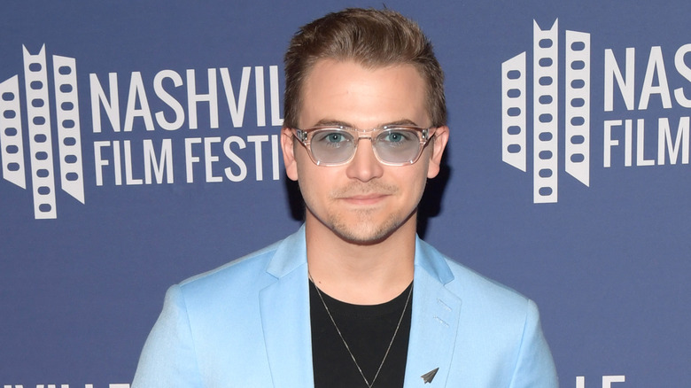 Hunter Hayes dans des lunettes