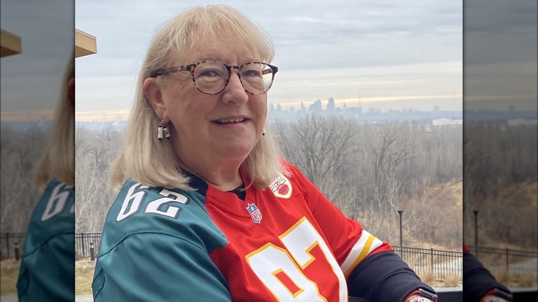 Donna Kelce posant en plein air