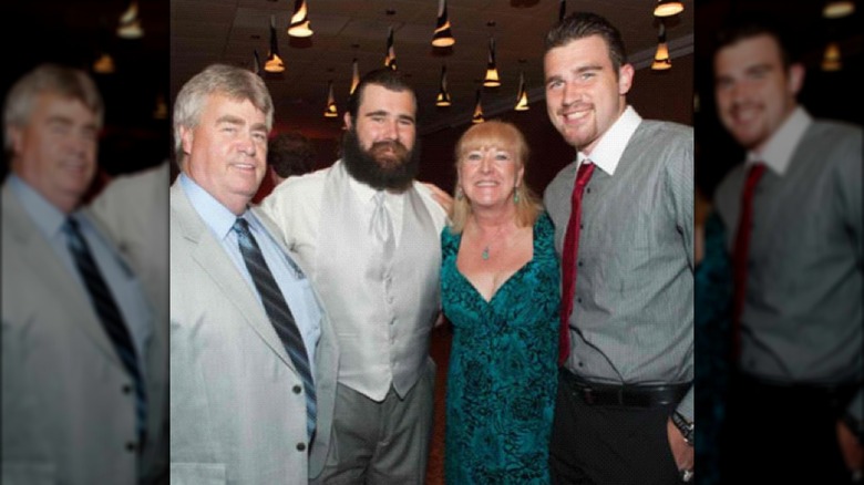 Ed, Jason, Donna et Travis Kelce souriants