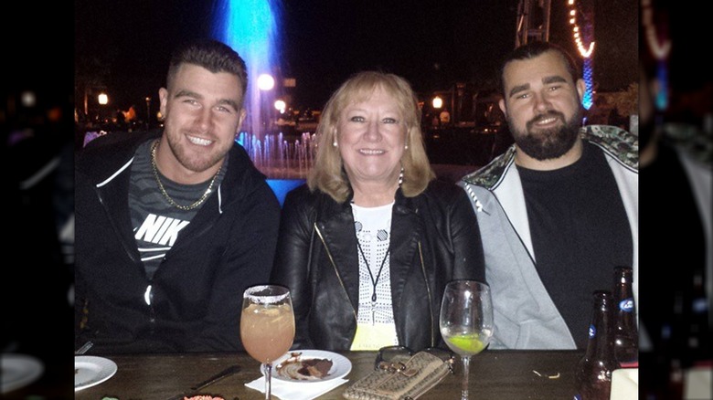 Travis, Donna et Jason Kelce dehors la nuit