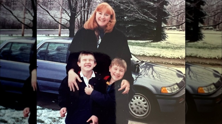 Donna Kelce en plein air avec les jeunes Jason et Travis Kelce