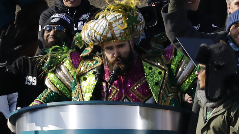 Jason Kelce porte le costume de Mummer