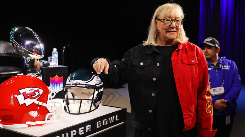 Donna Kelce posant avec des casques de football