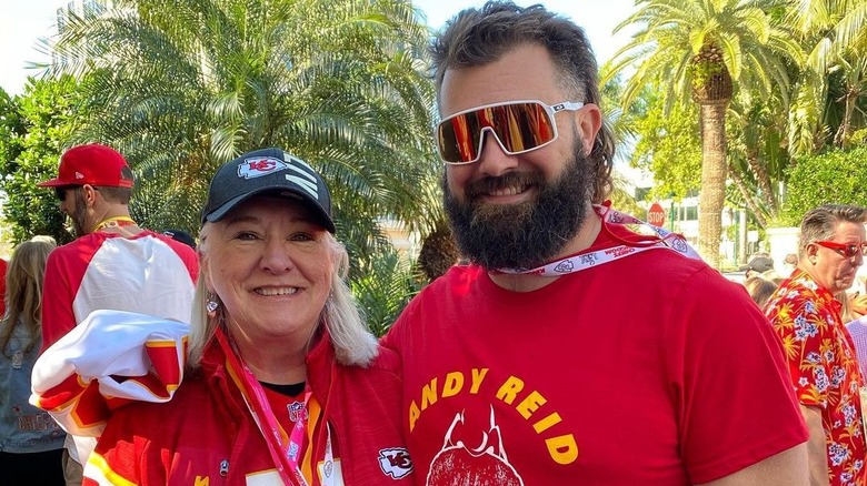 Donna Kelce et Jason Kelce posant en extérieur