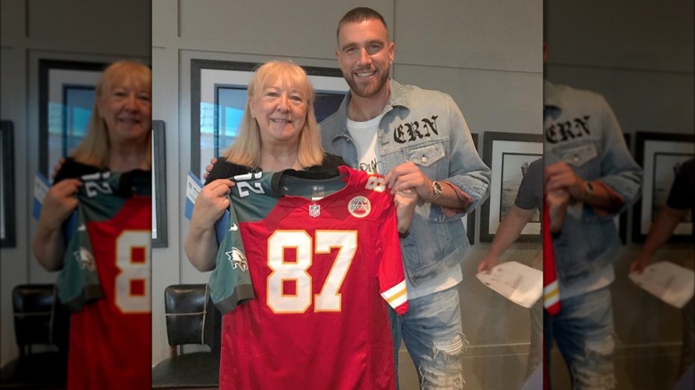 Donna Kelce, Travis Kelce posant avec un maillot