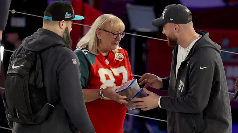 Donna Kelce donne des biscuits à ses fils