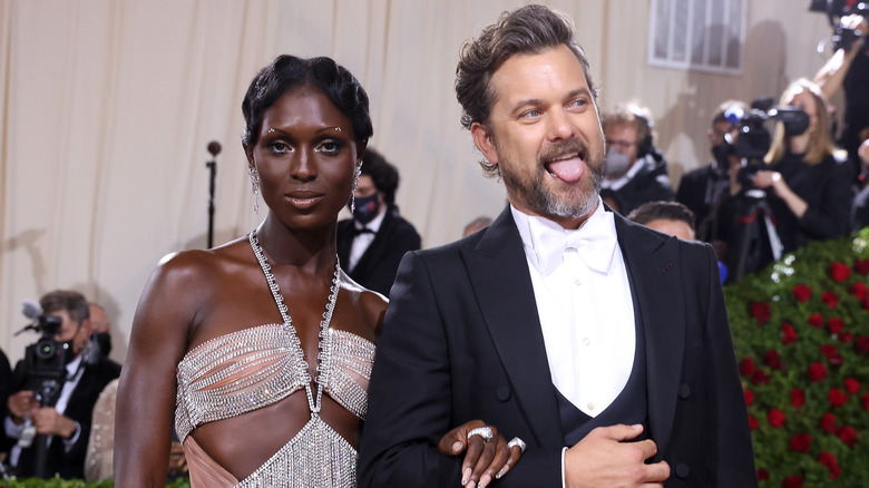 Jodie Turner-Smith et Joshua Jackson sur le tapis rouge