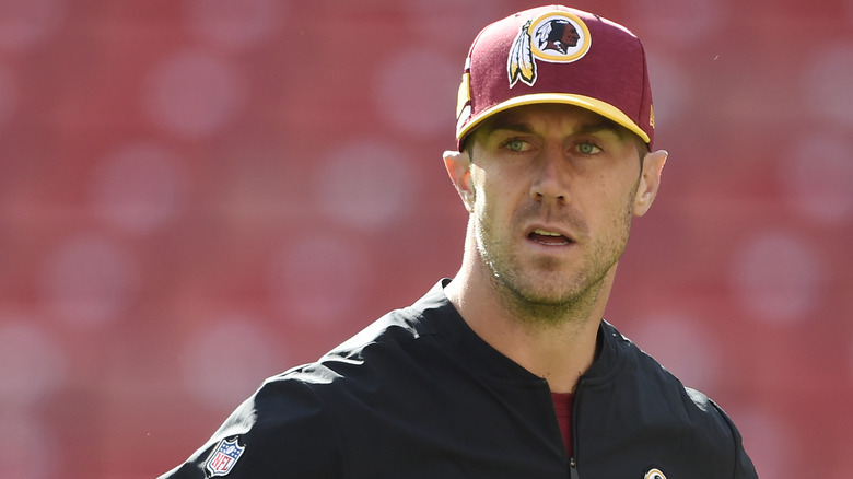 Alex Smith porte une casquette de baseball