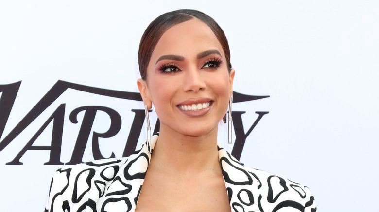 Anitta souriant à l'événement Variety