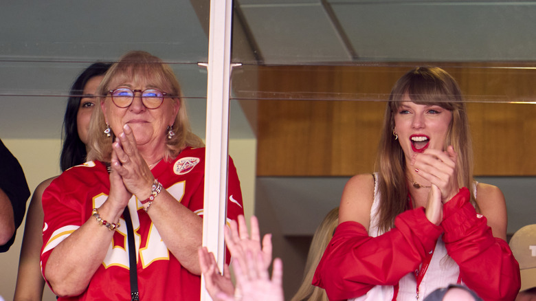 Donna Kelce et Taylor Swift applaudissent