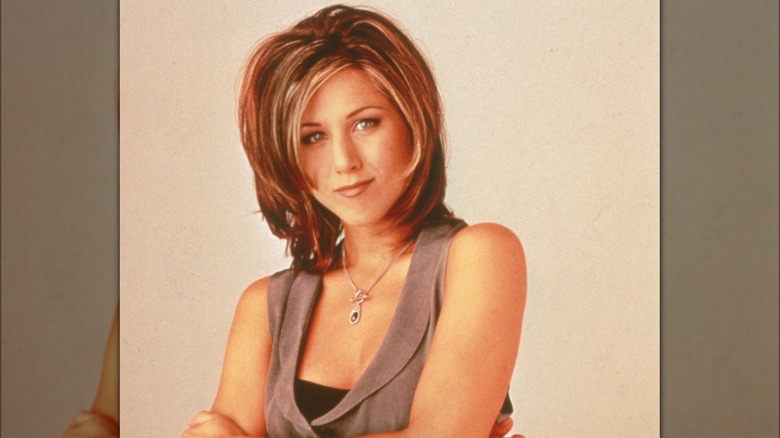 Jennifer Aniston posant pour la photo de presse de "Friends"