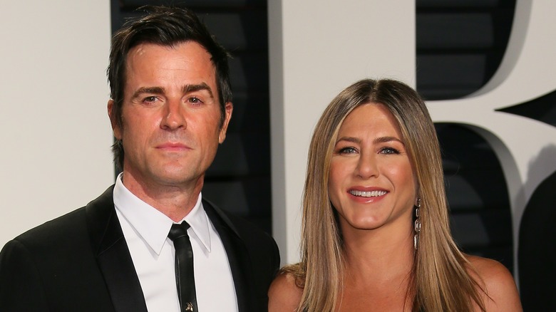 Justin Theroux et Jennifer Aniston posant