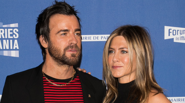 Justin Theroux et Jennifer Aniston posant