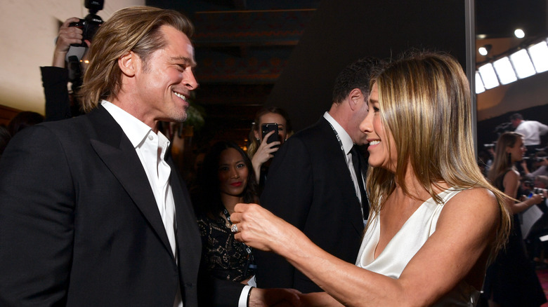 Brad Pitt et Jennifer Aniston souriant