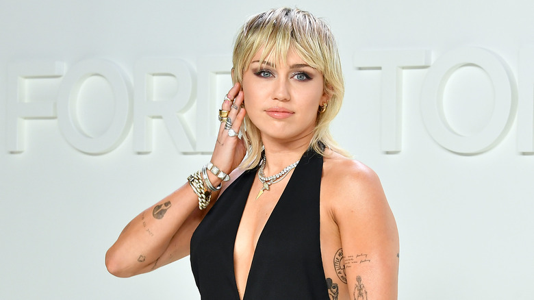 Miley Cyrus porte une robe noire