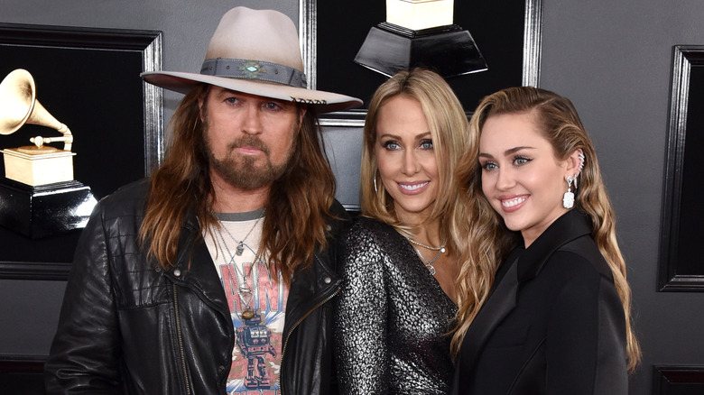 Miley Cyrus et Liam Hemsworth posant sur le tapis rouge