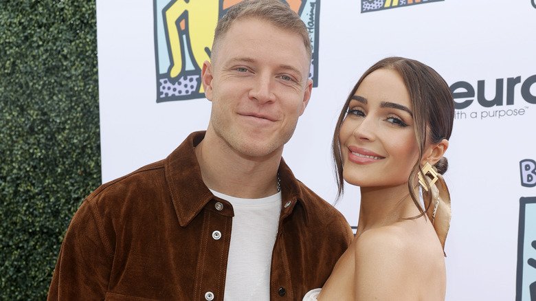 Christian McCaffrey et Olivia Culpo posant