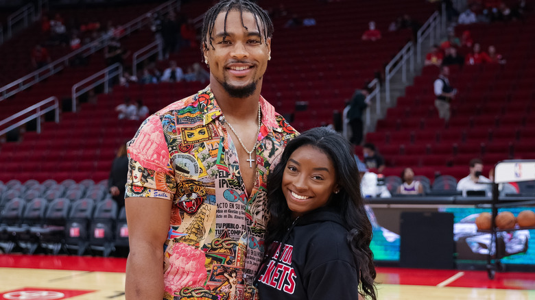 Jonathan Owens et Simone Biles souriants