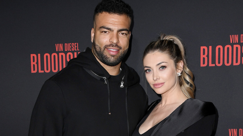 Kyle Van Noy et Marissa Powell posant sur le tapis rouge