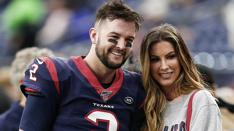 AJ McCarron et Katherine Webb posant pour des photos sur le terrain