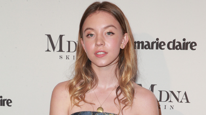 Sydney Sweeney posant