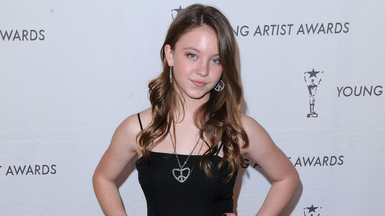 Sydney Sweeney posant sur le tapis rouge