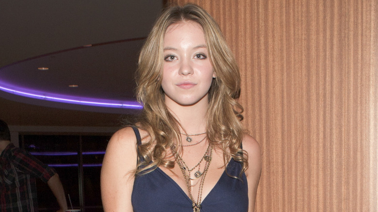 Sydney Sweeney porte des colliers superposés