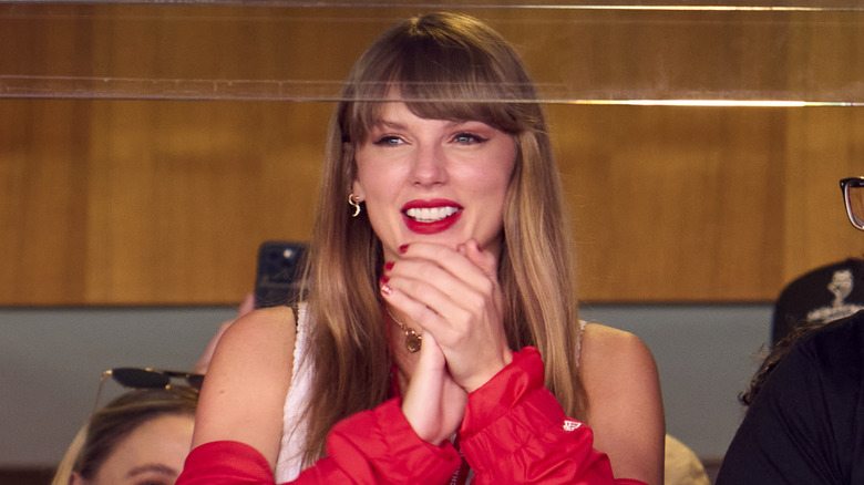 Taylor Swift applaudit au match des Chiefs