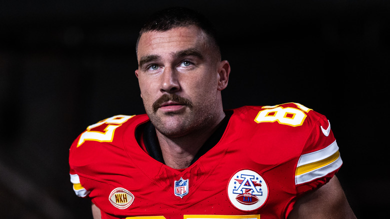 Travis Kelce en uniforme de football