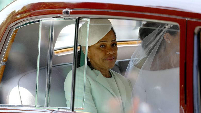 Doria Ragland chevauchant dans une voiture