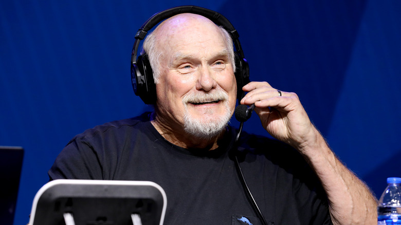 Terry Bradshaw porte des écouteurs